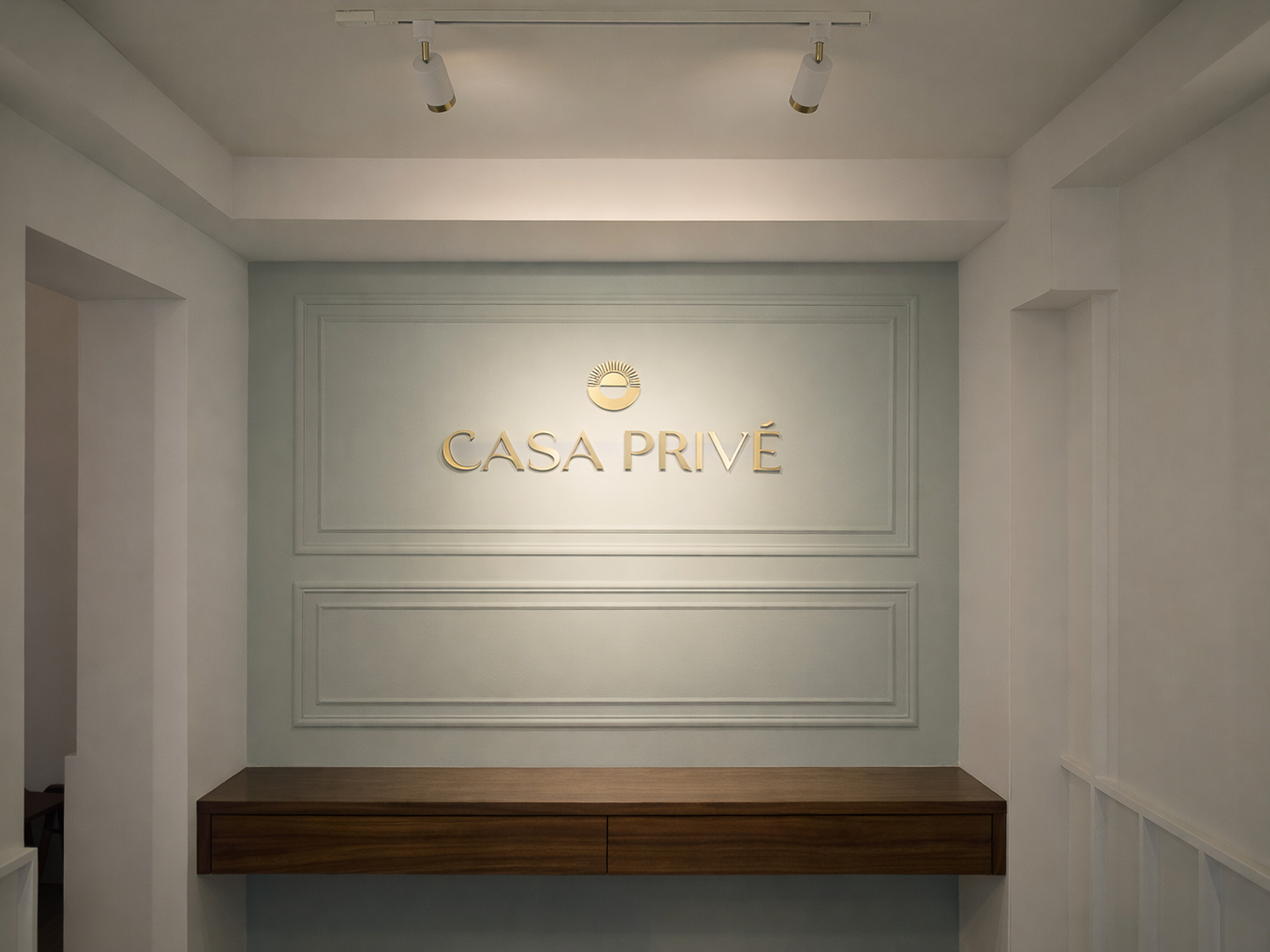 Sala principal de Casa Privé con decoración elegante y ambiente cálido