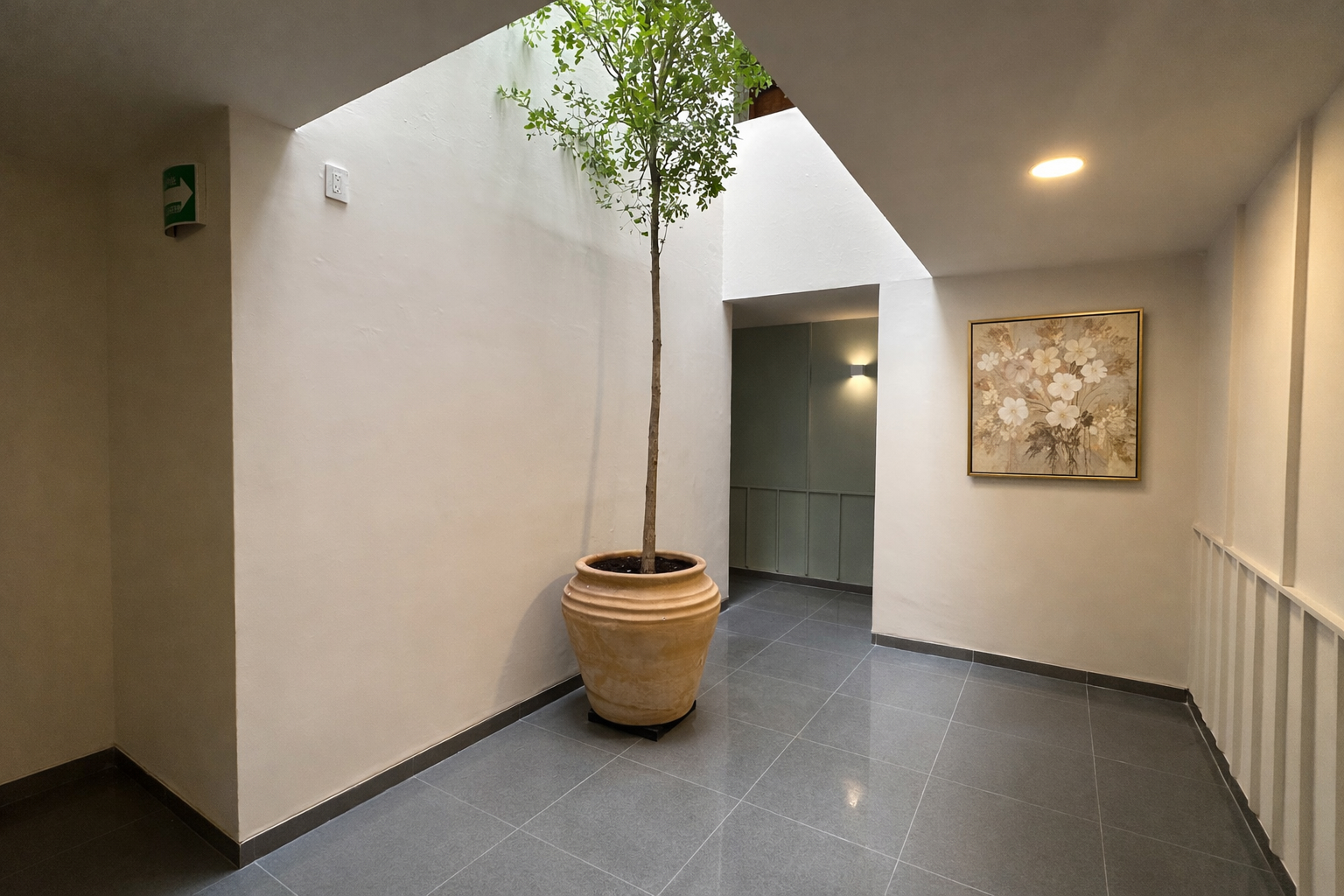 Pasillo de acceso a las suites de Casa Privé con diseño cálido y materiales de calidad